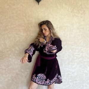 Robe velours de soie à broderies et aakidates avec ceinture voilage Maison Leynad