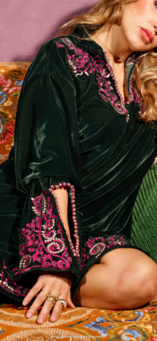 Robe velours de soie à broderies et aakidates avec ceinture voilage Maison Leynad