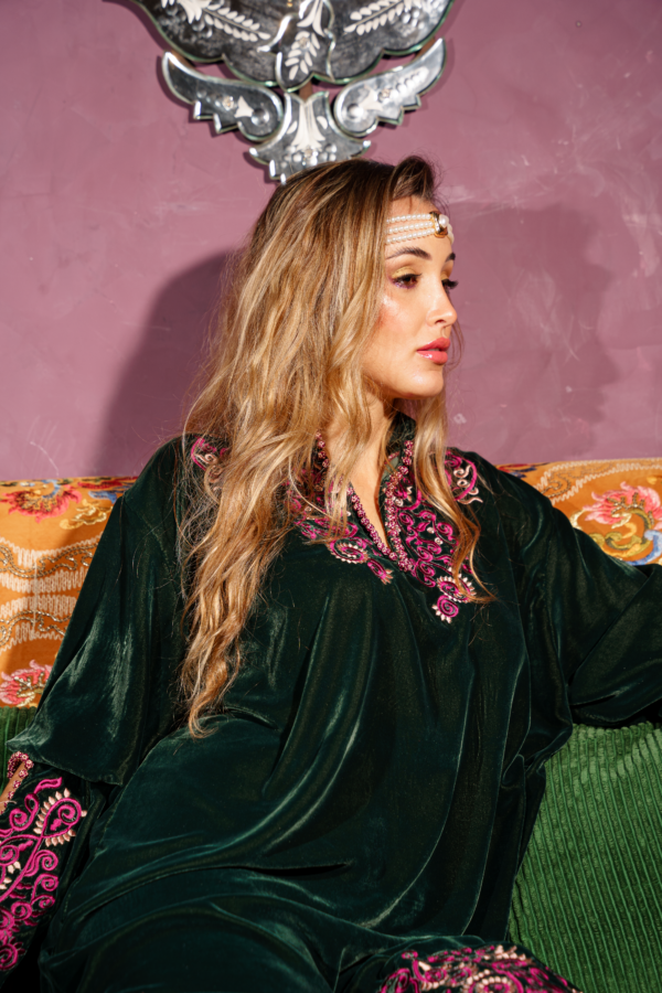 Robe velours de soie à broderies et aakidates avec ceinture voilage Maison Leynad