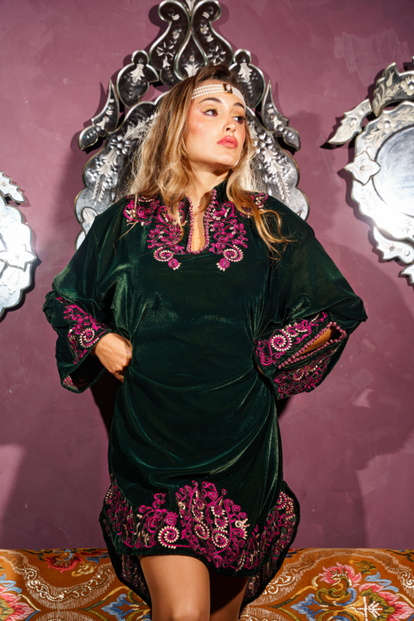 Robe velours de soie à broderies et aakidates avec ceinture voilage Maison Leynad